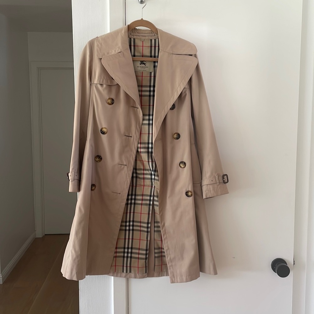 Authentic gorgeous camel Burberry trench coat!